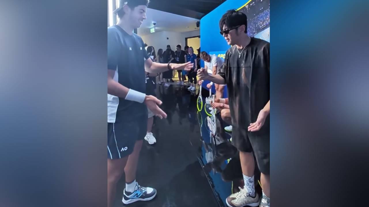 澳網/史上最快淘汰？周杰倫賽前「猜輸拳」上場被秒殺