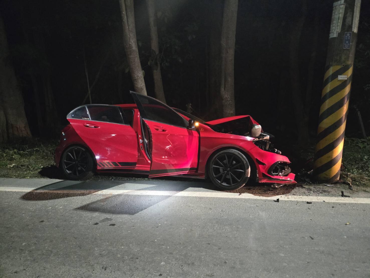 影/撞爛以後人不見！高雄跑車女肇事後「拔腿就跑」