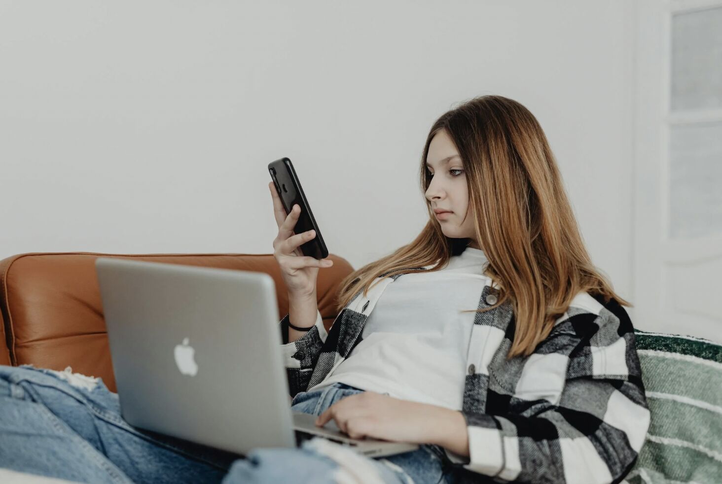 低頭族注意！特定姿勢後「手麻」 恐是頸椎退化與神經受壓前兆