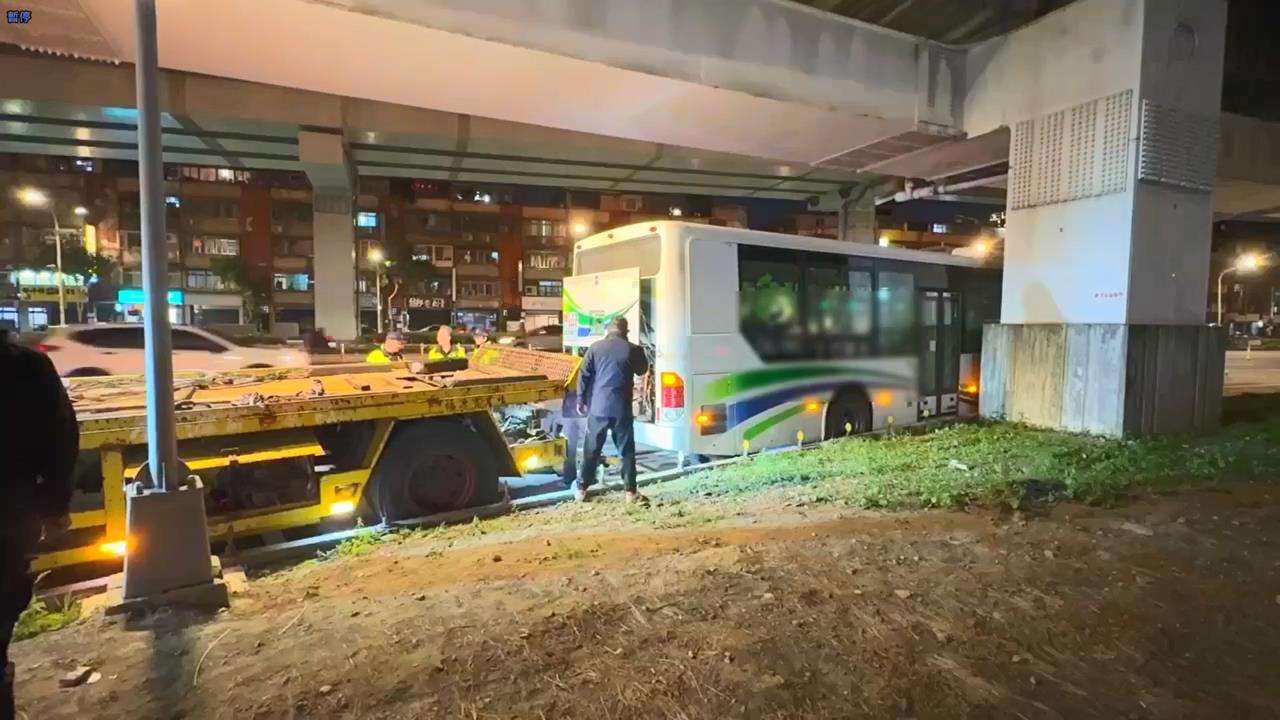 超扯！新北公車誤闖機車道　上班族「卡死路中」有家歸不得