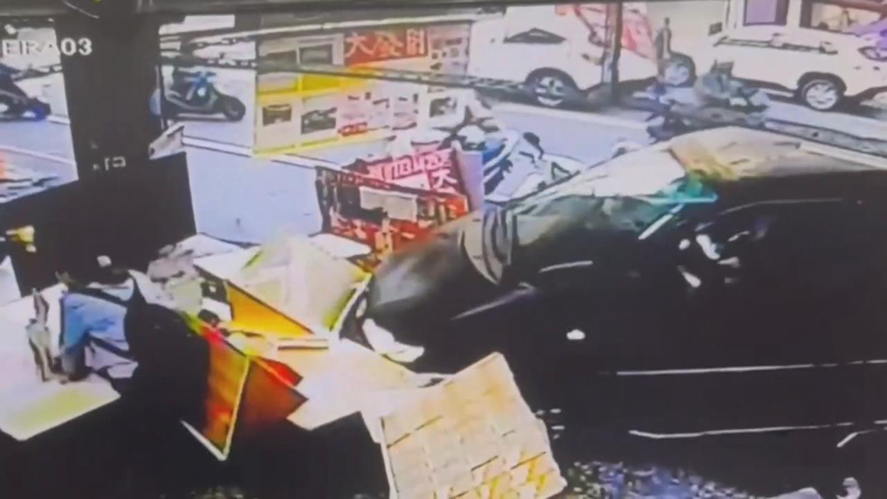 下車未拉手煞車!　斗六「自走車」滑行撞彩券行1傷