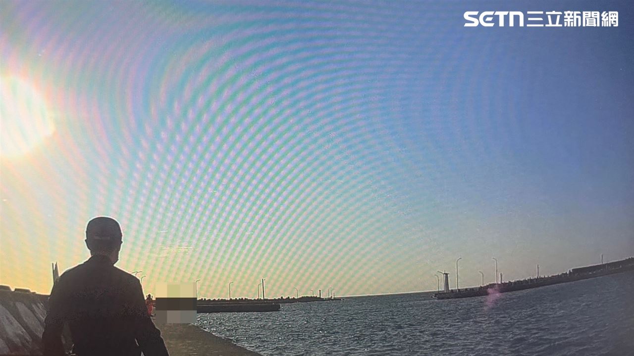 高雄驚見浮屍！屍漂港區海面…隨浪拍打「額頭留擦傷」死者身分待查