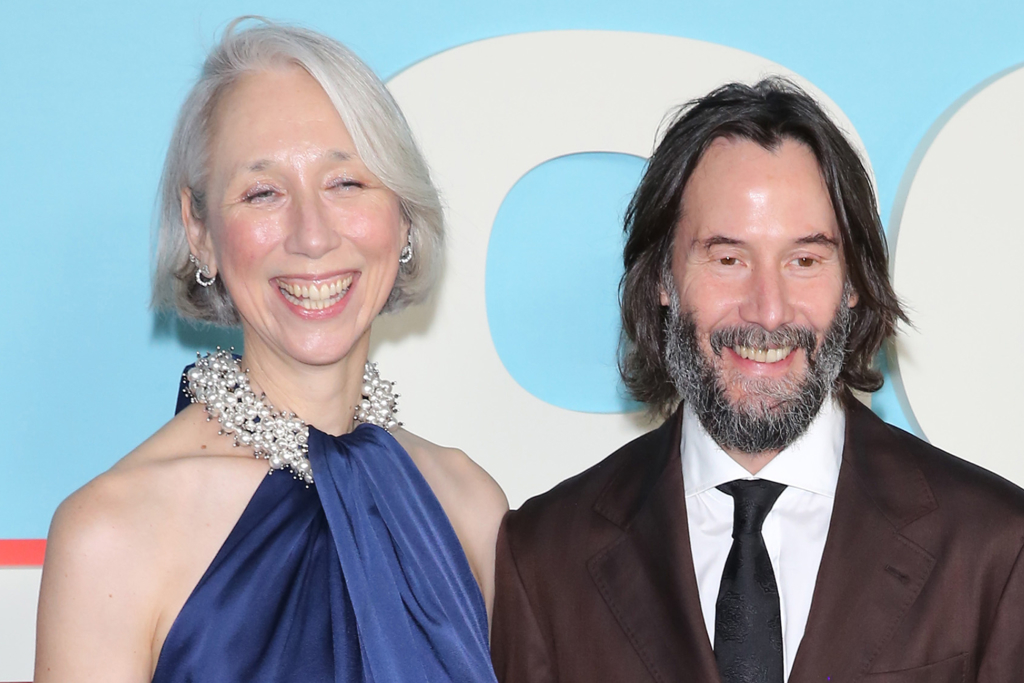 基努李維罕見放閃牽女友溜冰！「拉手親親」超浪漫畫面曝光