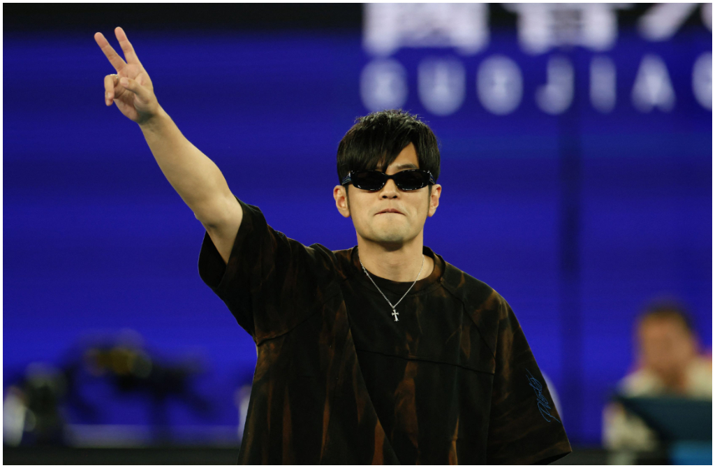 周杰倫球場上「1瀟灑動作」成焦點 網虧：真的很愛耍帥