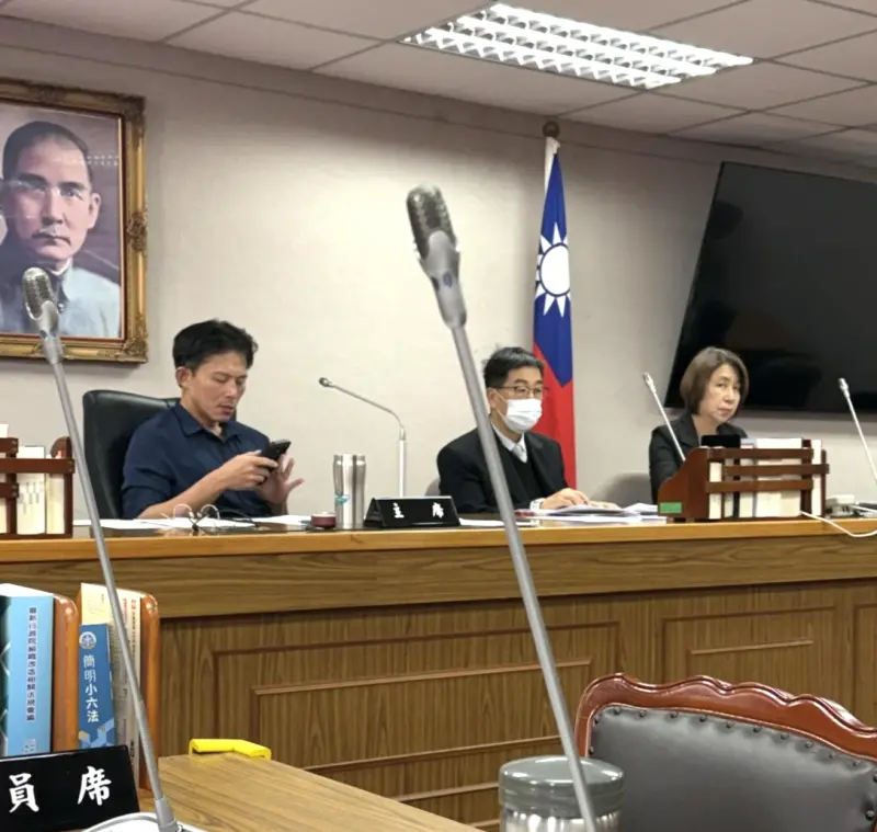 指責黃國昌滑手機！陳培瑜遭抓包也在做這事