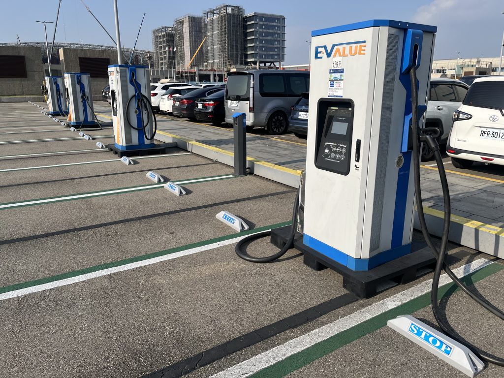 桃機宣布 機場電車位增加 二月二日全面充電收費