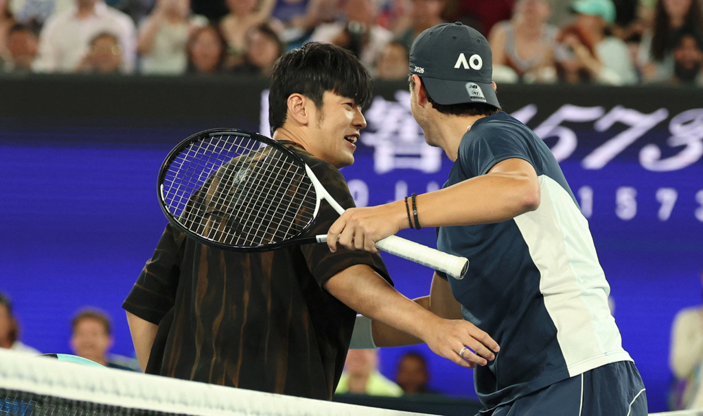 周董打球劉畊宏手心冒汗 被秒殺網笑：能不能給我一首歌的時間！