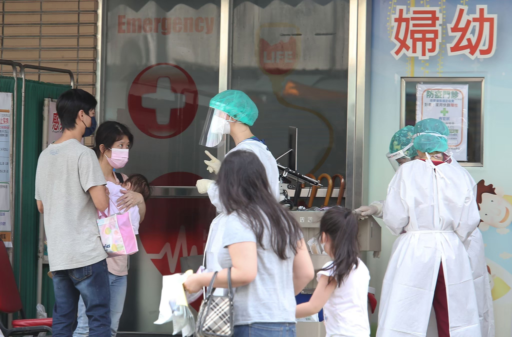 隱瞞女兒腸病毒硬送上學「1傳11」父母竟是醫護還反問：鬧那麼大幹嘛