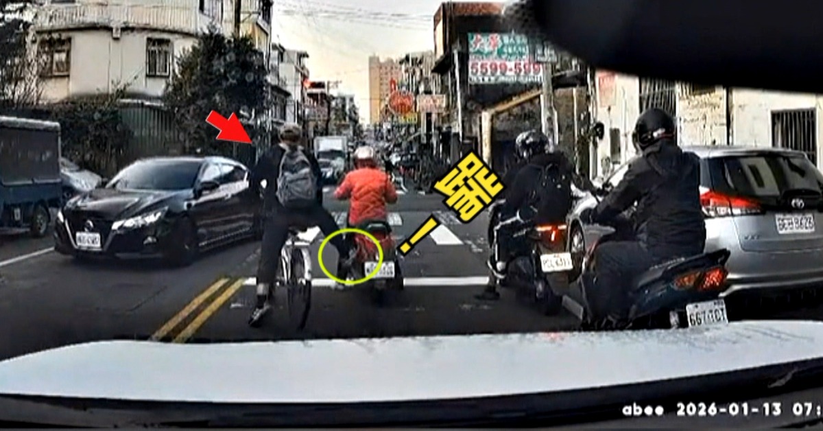 男騎單車狠踹機車怒嗆「走開」 騎士人車慘倒