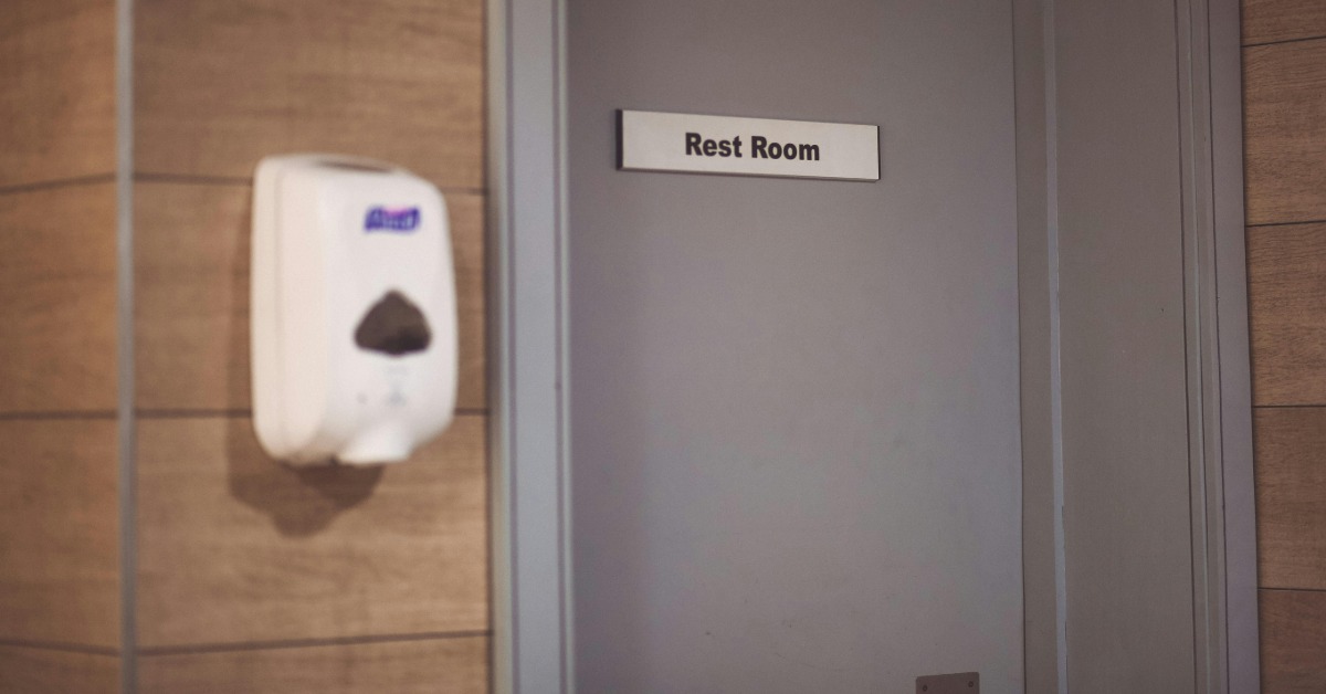 二寶爸給萬元、筆電！捷運廁所7度激戰少女 下場慘了