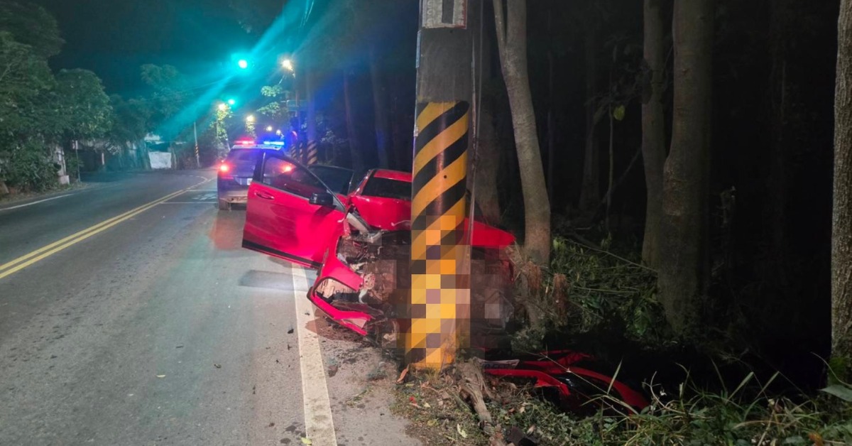 女駕車猛撞電線桿！車頭全毀 事後竟棄車逃逸