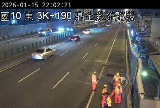 國道10號東向拖車翻覆占道　夜間交通嚴重受阻