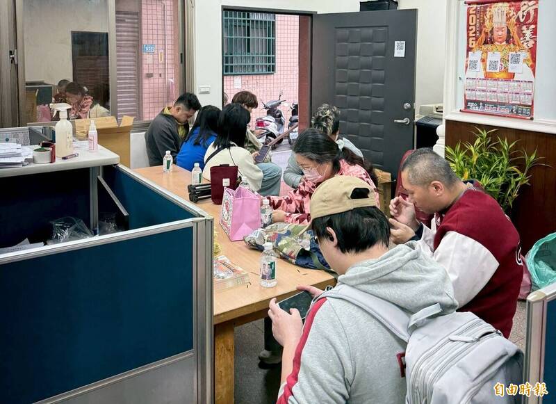 陳啟能發「台灣尚好、神馬都好」春聯送暖 三重湧排隊人潮