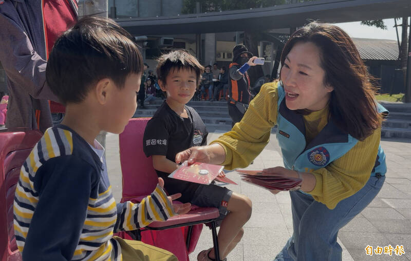 台東縣長選舉藍綠過招！ 陳瑩唱部落版生日快樂歌 吳秀華大啖國產豬