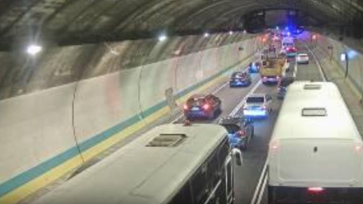 快訊／上班注意！國道「木柵隧道」2車追撞、占1道…車流回堵5公里