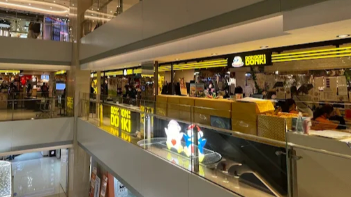 港男闖商場持刀揮砍「挾持1女」民眾驚逃　警轟2槍…嫌犯倒地