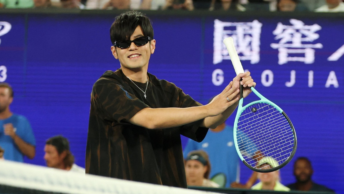 周杰倫澳網「被秒殺」碰不到球！輸球首發聲：只能在場邊做1事