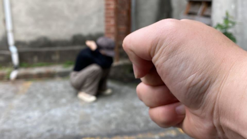 衣架暴抽、關廁所毆妻！惡男家暴還找友助陣　他嗆：要打到她會怕